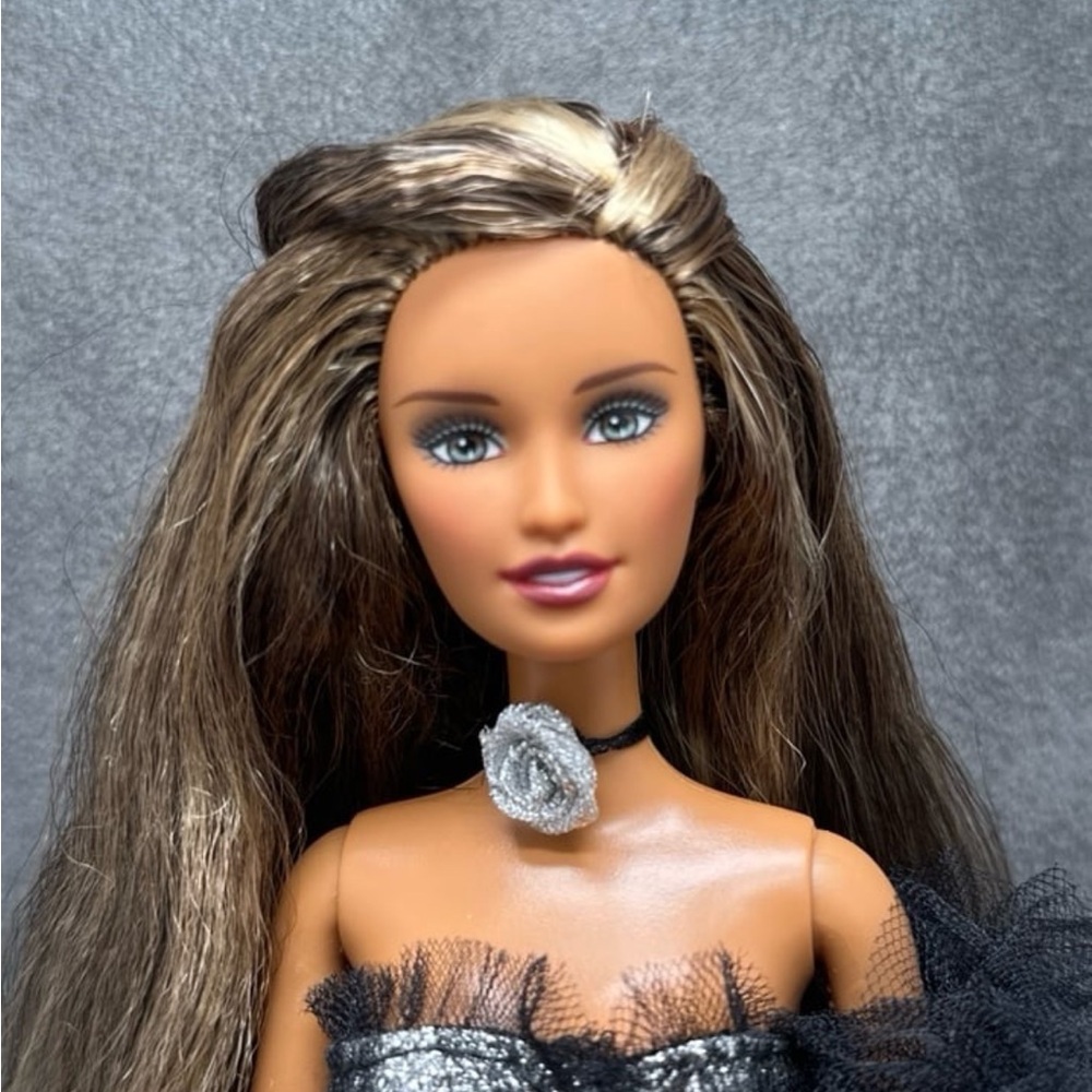 Fashion Fever Styles For 2 Brunette Barbie Doll - Picture 2 of 9